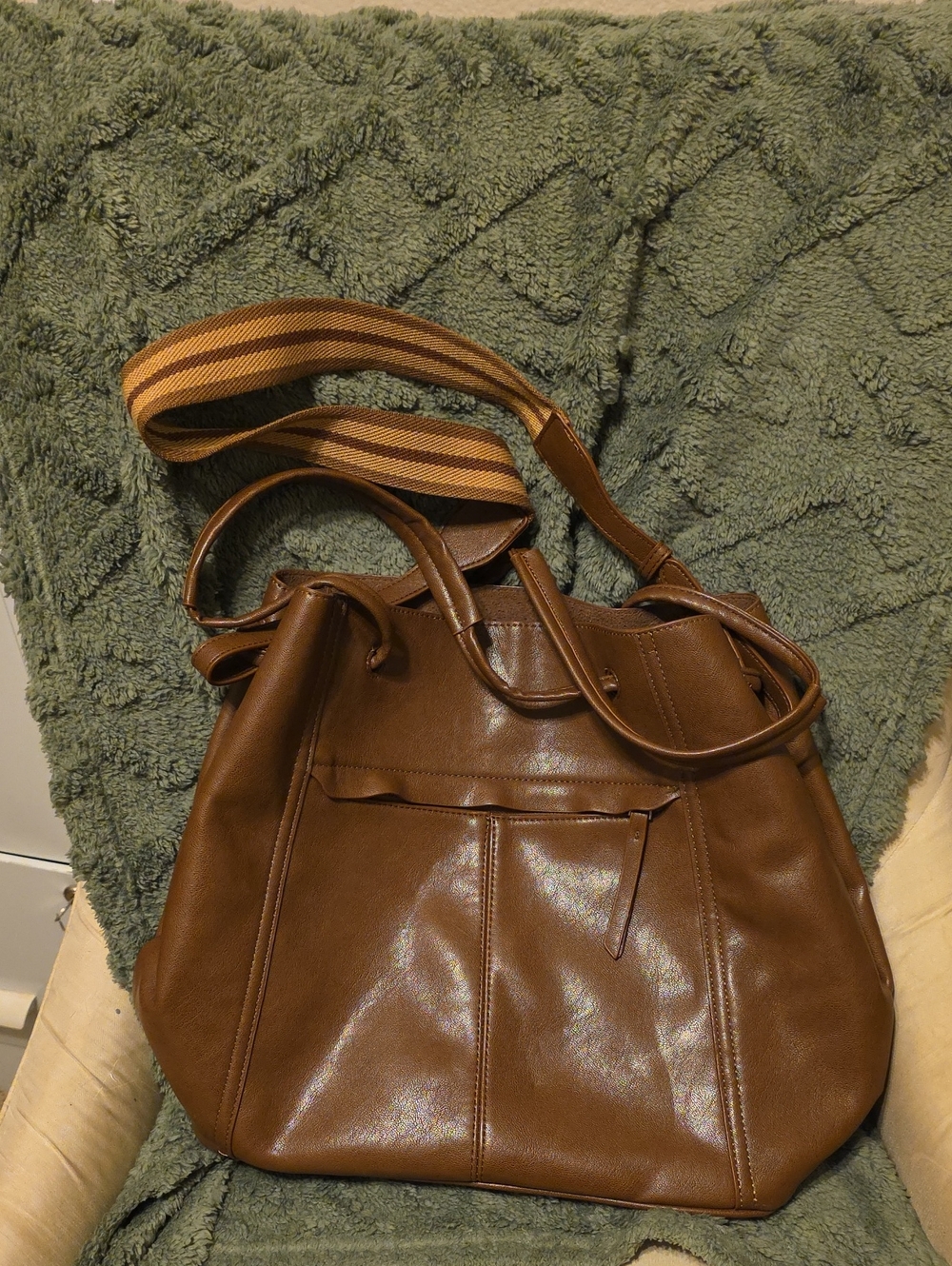 Classic Brown Leather Tote Handbag with Adjustable Shoulder Strap